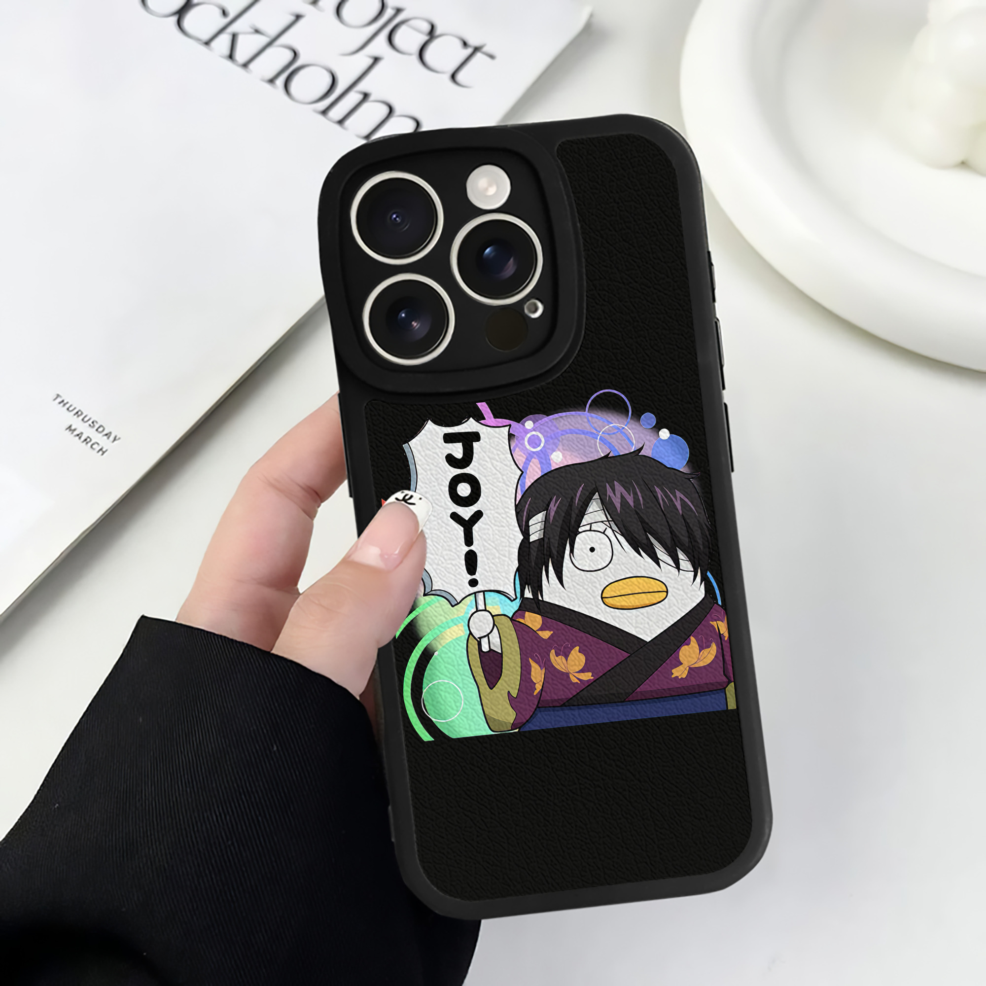 （画像用） ぎんたま 坂田銀時（さかたぎんとき） 神楽 志村新八（しむら しんぱち） GINTAMA Sakata Gintoki Kagura Shimura Shinpachi 【iPhone 16シリーズ対応】シリコンスマホケース（レザー調） 材質：シリコン